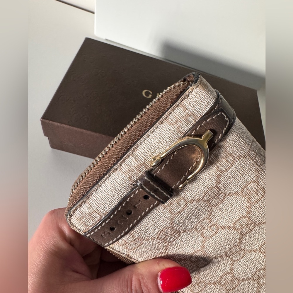 Authentic GUCCI GG Supreme Wallet - Picture 4 of 11
